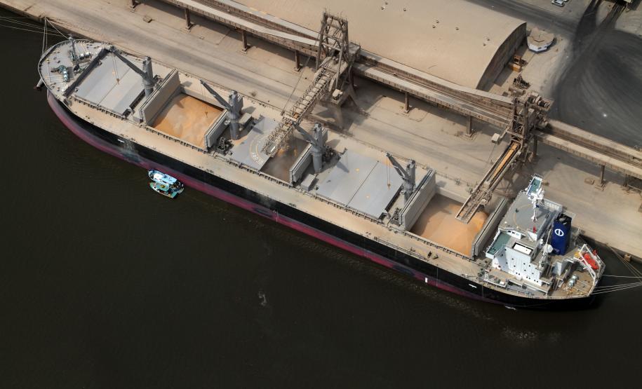 Porto de Paranaguá registra maior recebimento de caminhões da história sem a formação de filas nas estradas De janeiro a maio, foram exportadas 9 milhões de toneladas de grãos pelo Porto de Paranaguá, volume 12% maior do que o registrado em 2012. O sistema Carga Online, que vem recebendo melhorias periódicas, garantiu o recebimento de cargas sem formação de filas nas estradas.