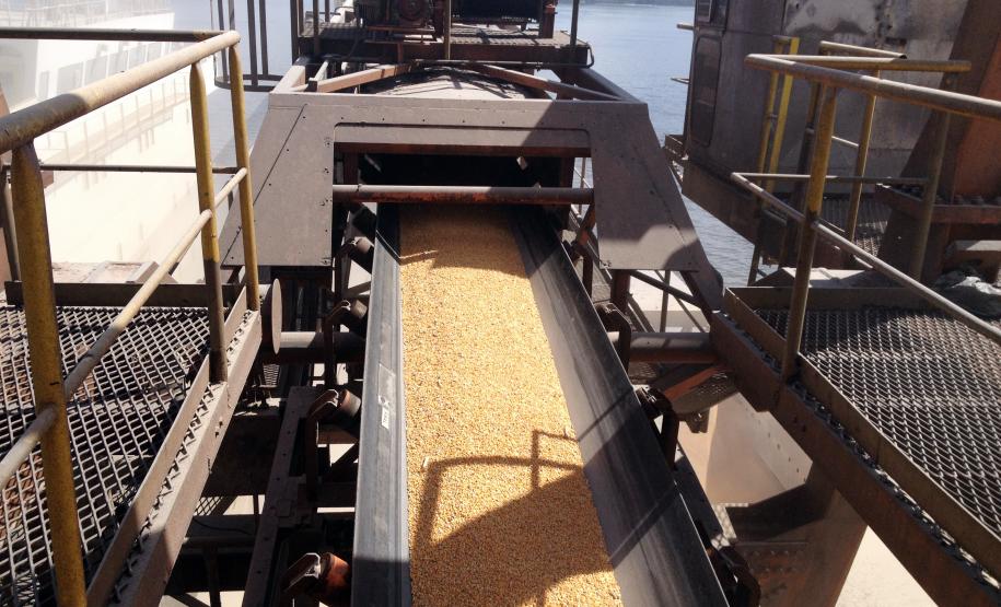 Porto de Paranaguá registra maior recebimento de caminhões da história sem a formação de filas nas estradas De janeiro a maio, foram exportadas 9 milhões de toneladas de grãos pelo Porto de Paranaguá, volume 12% maior do que o registrado em 2012. O sistema Carga Online, que vem recebendo melhorias periódicas, garantiu o recebimento de cargas sem formação de filas nas estradas.