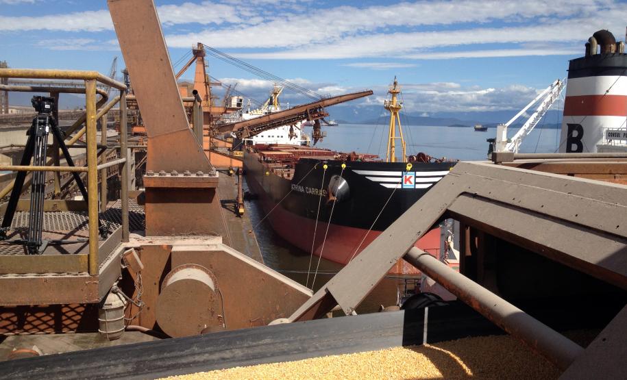 Porto de Paranaguá registra maior recebimento de caminhões da história sem a formação de filas nas estradas De janeiro a maio, foram exportadas 9 milhões de toneladas de grãos pelo Porto de Paranaguá, volume 12% maior do que o registrado em 2012. O sistema Carga Online, que vem recebendo melhorias periódicas, garantiu o recebimento de cargas sem formação de filas nas estradas.