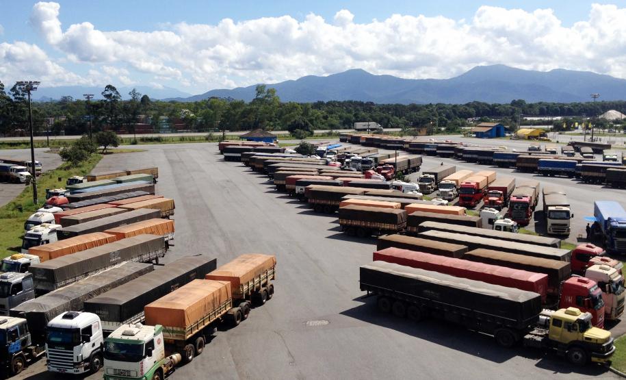 Porto de Paranaguá registra maior recebimento de caminhões da história sem a formação de filas nas estradas De janeiro a maio, foram exportadas 9 milhões de toneladas de grãos pelo Porto de Paranaguá, volume 12% maior do que o registrado em 2012. O sistema Carga Online, que vem recebendo melhorias periódicas, garantiu o recebimento de cargas sem formação de filas nas estradas.