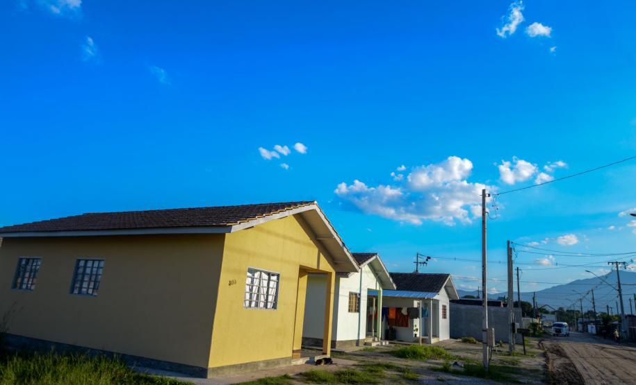 Governo do Paraná entrega 29 novas casas para famílias de Paranaguá Uma parceria entre o governo do Estado, por meio da Companhia de Habitação do Paraná (Cohapar), e a Administração dos Portos de Paranaguá e Antonina (Appa) permitirá que 400 famílias de Paranaguá residentes em áreas de risco ambiental possam viver mais tranquilas. Na próxima segunda-feira (10), mais 29 famílias deixarão a área irregular próxima ao Terminal Público de Álcool, na Vila Becker, juntando-se a outras 30 que já receberam as chaves das novas casas em local seguro.