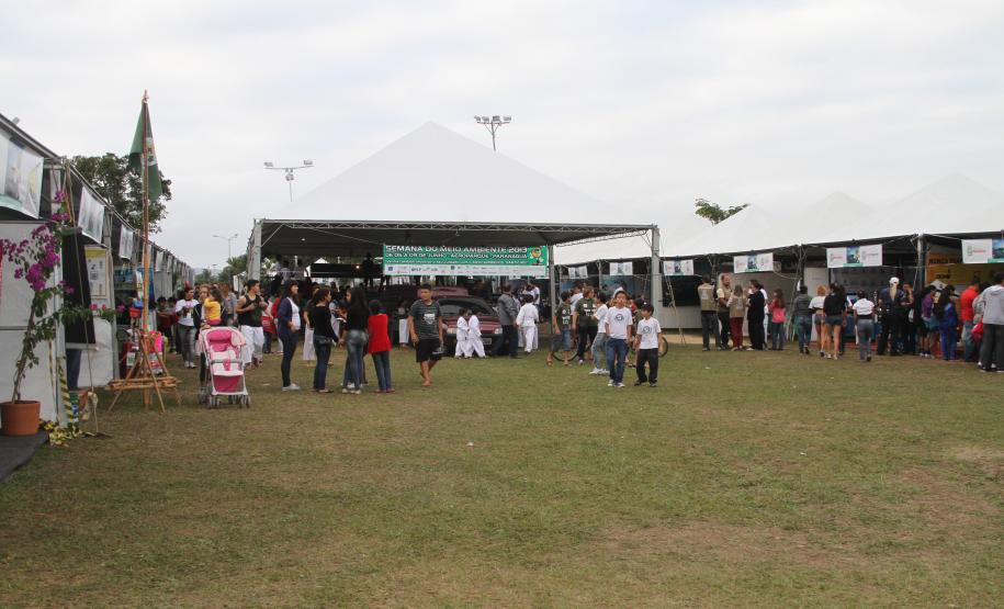 Até amanhã (9), a Administração dos Portos de Paranaguá e Antonina (Appa) participa da Semana de Meio Ambiente de Paranaguá. Além de apresentar as ações ambientais que vem desenvolvendo, a autarquia expõe o diagnóstico socioambiental, construído com a comunidade local, durante a dragagem de manutenção do Canal da Galheta