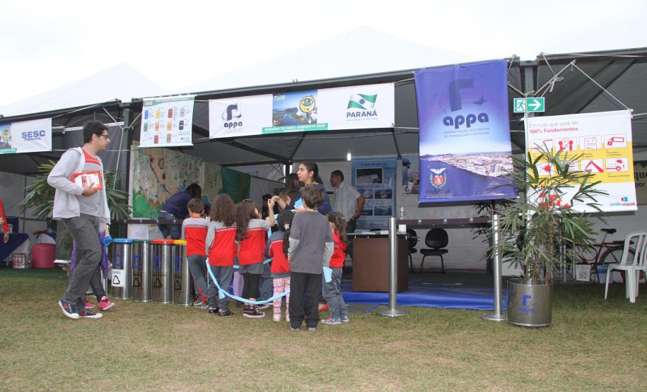 Até amanhã (9), a Administração dos Portos de Paranaguá e Antonina (Appa) participa da Semana de Meio Ambiente de Paranaguá. Além de apresentar as ações ambientais que vem desenvolvendo, a autarquia expõe o diagnóstico socioambiental, construído com a comunidade local, durante a dragagem de manutenção do Canal da Galheta