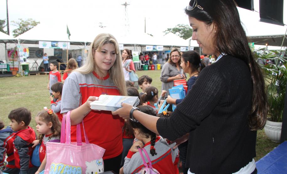 Até amanhã (9), a Administração dos Portos de Paranaguá e Antonina (Appa) participa da Semana de Meio Ambiente de Paranaguá. Além de apresentar as ações ambientais que vem desenvolvendo, a autarquia expõe o diagnóstico socioambiental, construído com a comunidade local, durante a dragagem de manutenção do Canal da Galheta