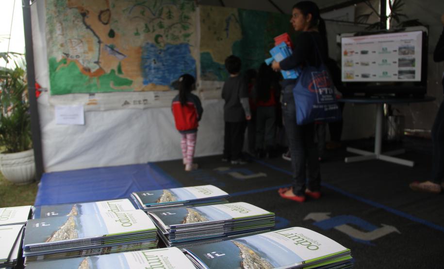 Até amanhã (9), a Administração dos Portos de Paranaguá e Antonina (Appa) participa da Semana de Meio Ambiente de Paranaguá. Além de apresentar as ações ambientais que vem desenvolvendo, a autarquia expõe o diagnóstico socioambiental, construído com a comunidade local, durante a dragagem de manutenção do Canal da Galheta