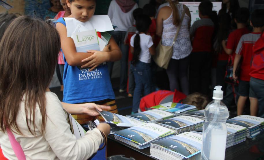 Até amanhã (9), a Administração dos Portos de Paranaguá e Antonina (Appa) participa da Semana de Meio Ambiente de Paranaguá. Além de apresentar as ações ambientais que vem desenvolvendo, a autarquia expõe o diagnóstico socioambiental, construído com a comunidade local, durante a dragagem de manutenção do Canal da Galheta