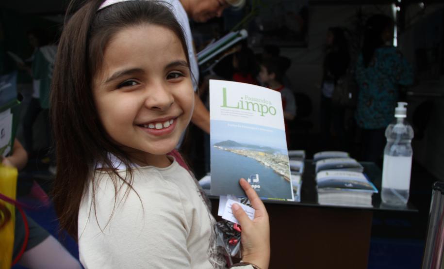 Até amanhã (9), a Administração dos Portos de Paranaguá e Antonina (Appa) participa da Semana de Meio Ambiente de Paranaguá. Além de apresentar as ações ambientais que vem desenvolvendo, a autarquia expõe o diagnóstico socioambiental, construído com a comunidade local, durante a dragagem de manutenção do Canal da Galheta