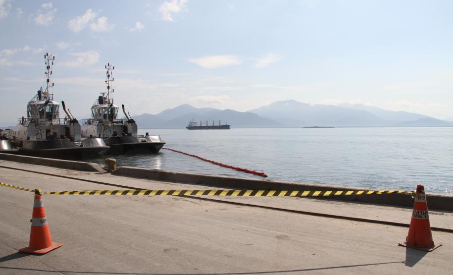 Por volta das 9h da manhã desta segunda-feira (10), um caminhão do tipo munck caiu no cais do Porto de Paranaguá