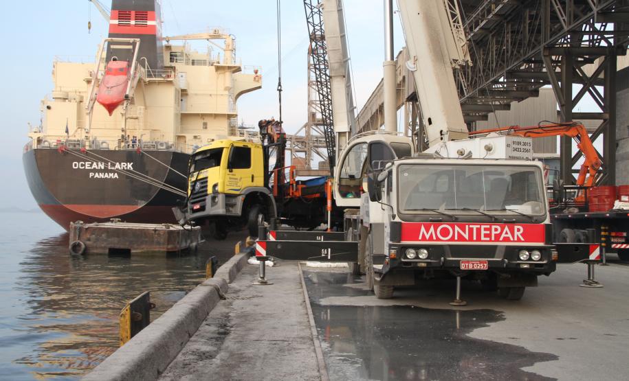 O caminhão que caiu no cais do Porto de Paranaguá na manhã desta segunda-feira (10) foi retirado da água por volta das 17h de hoje