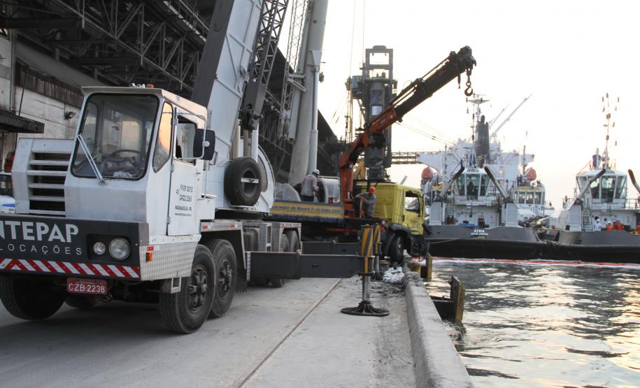 O caminhão que caiu no cais do Porto de Paranaguá na manhã desta segunda-feira (10) foi retirado da água por volta das 17h de hoje