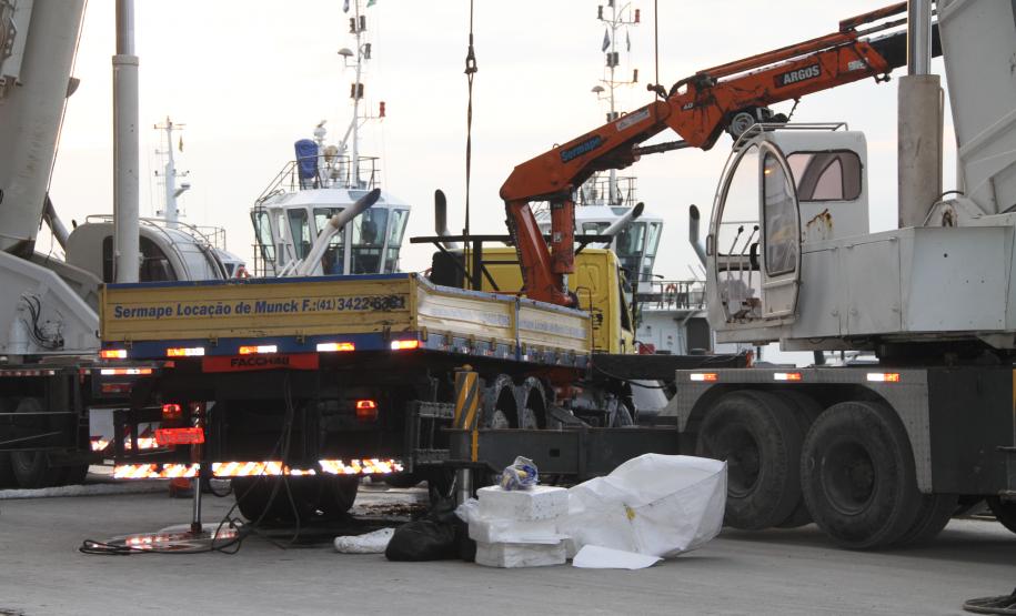 O caminhão que caiu no cais do Porto de Paranaguá na manhã desta segunda-feira (10) foi retirado da água por volta das 17h de hoje