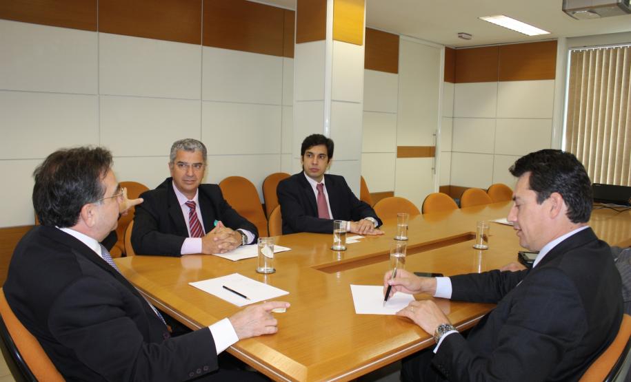 Ministro Leônidas Cristino ressalta importância dos portos paranaenses O ministro do portos, Leônidas Cristino, disse ontem em Brasília que os portos paranaenses são estratégicos para o Brasil. Ele recebeu em seu gabinete o senador paranaense Sérgio Souza a fim de esclarecer os investimentos que o setor portuário receberá por consequência da nova lei dos portos.