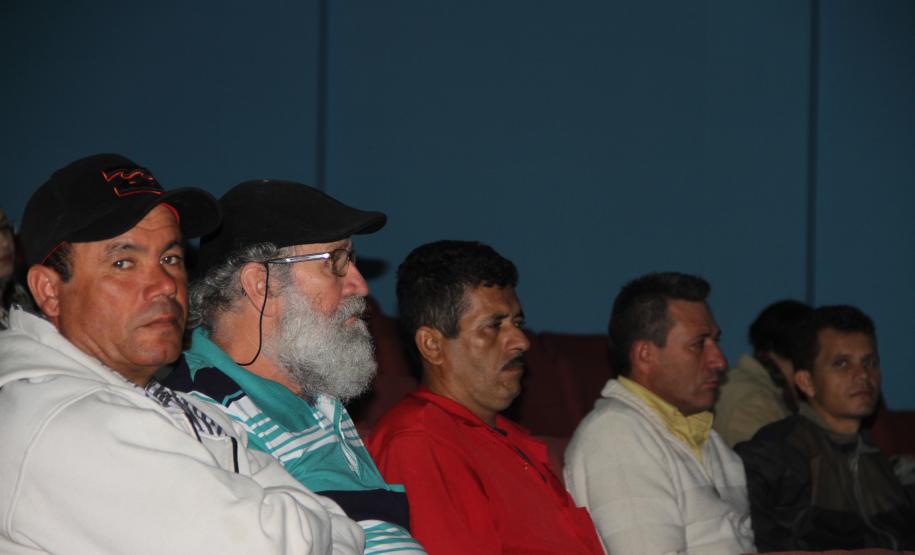 Em reunião intermediada pelo IAP, Appa e empresa responsável pelo estudo apresentam os dados a representantes dos pescadores de toda a região