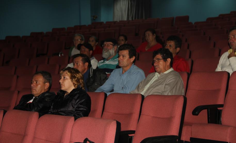 Em reunião intermediada pelo IAP, Appa e empresa responsável pelo estudo apresentam os dados a representantes dos pescadores de toda a região