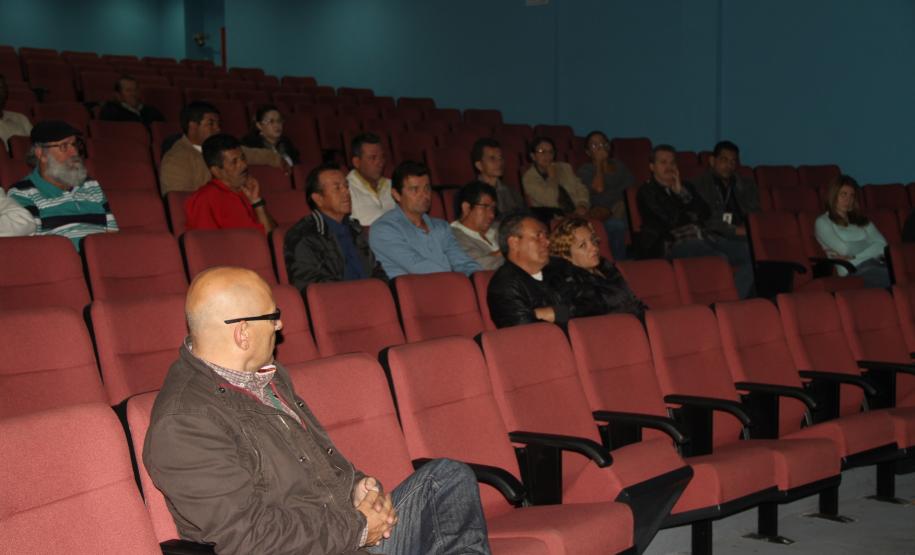 Em reunião intermediada pelo IAP, Appa e empresa responsável pelo estudo apresentam os dados a representantes dos pescadores de toda a região