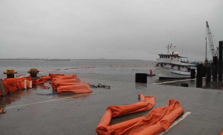A chuva intensa e o vento forte impedem que seja colocado em prática o plano de resgate elaborado para retirar a balsa com guincho que afundou no Porto de Paranaguá na madrugada do último sábado (22). Uma rajada de vento provocou altas ondas que viraram a balsa que está trabalhando nas obras de ampliação do Terminal de Contêineres de Paranaguá (TCP).