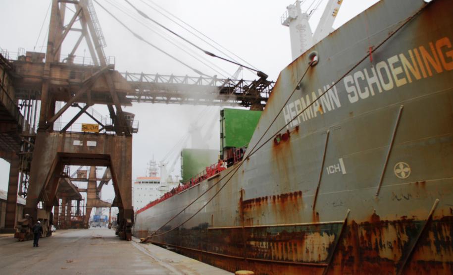 O navio atracou em Paranaguá no último sábado (22). No entanto, as intensas chuvas que tem atingido a cidade impediram a conclusão da operação. Como o tempo continua instável nesta terça-feira (25), a expectativa é de que o navio finalize nos próximos dias o embarque das cerca de oito mil toneladas de milho que ainda faltam ser carregadas.