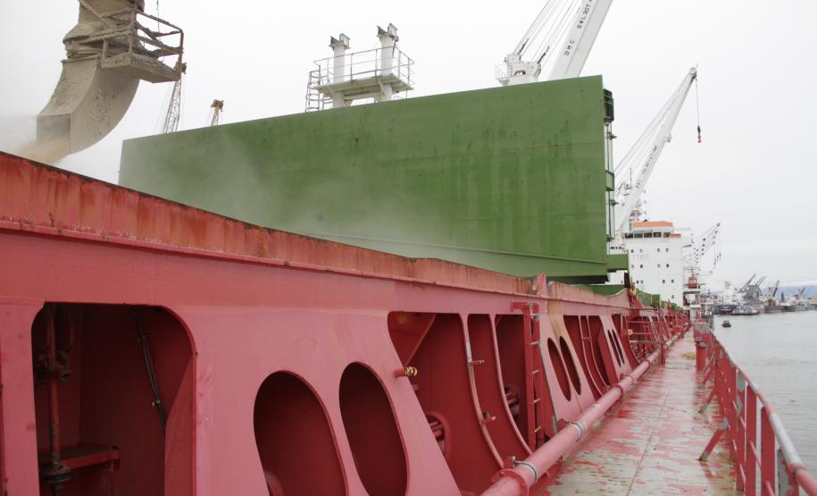 Está é a segunda operação que acontece em Paranaguá para atender a Portaria Nº 59, assinada pelo Ministro dos Portos, Leônidas Cristino, que determina a prioridade de embarque e desembarque de milho destinado aos portos nordestinos. O objetivo da Portaria é atender os municípios do Nordeste atingidos pela seca.