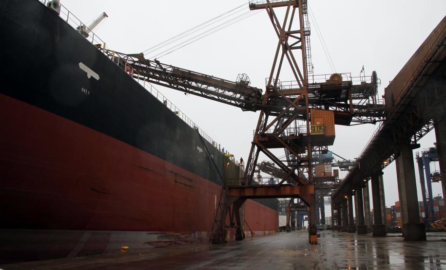 Porto de Paranaguá realiza primeiros testes para carregamentos de grãos com chuva Parceria entre a Appa e operadores portuários resultou na criação de um protótipo que permite embarque de granéis mesmo com chuva