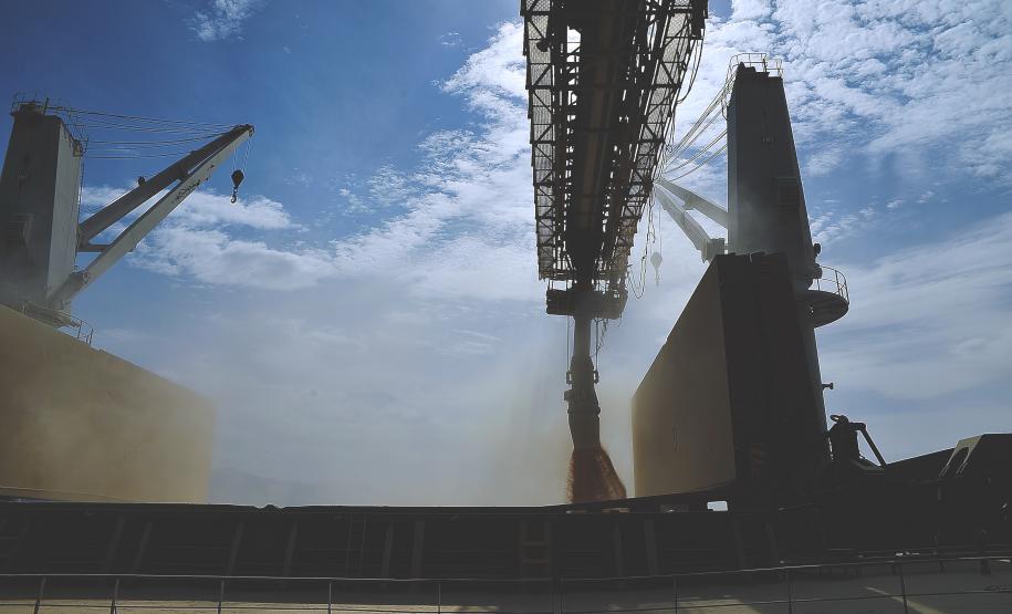 Os destaques foram as exportações de milho e açúcar, além da importação de fertilizantes. No porto de Antonina, a movimentação fechou o semestre com alta de 86% em relação a 2012.