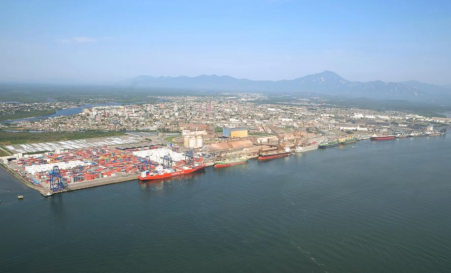 Os destaques foram as exportações de milho e açúcar, além da importação de fertilizantes. No porto de Antonina, a movimentação fechou o semestre com alta de 86% em relação a 2012.