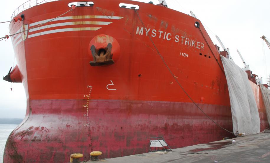 São 3.255 toneladas de fertilizante que estão sendo descarregadas do navio Mystic Striker e enviadas para o Tefer através da correia transportadora.