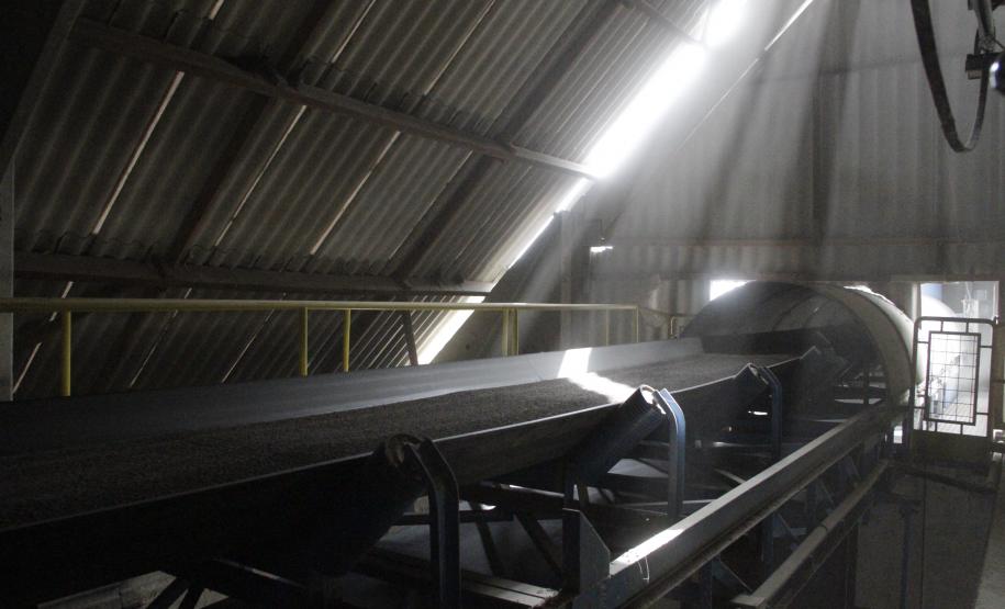 Pela esteira, o fertilizante está sendo levado para o Tefer, onde aguarda a liberação da receita para ser encaminhado, via caminhão, a armazéns locais ou direto para o Interior.