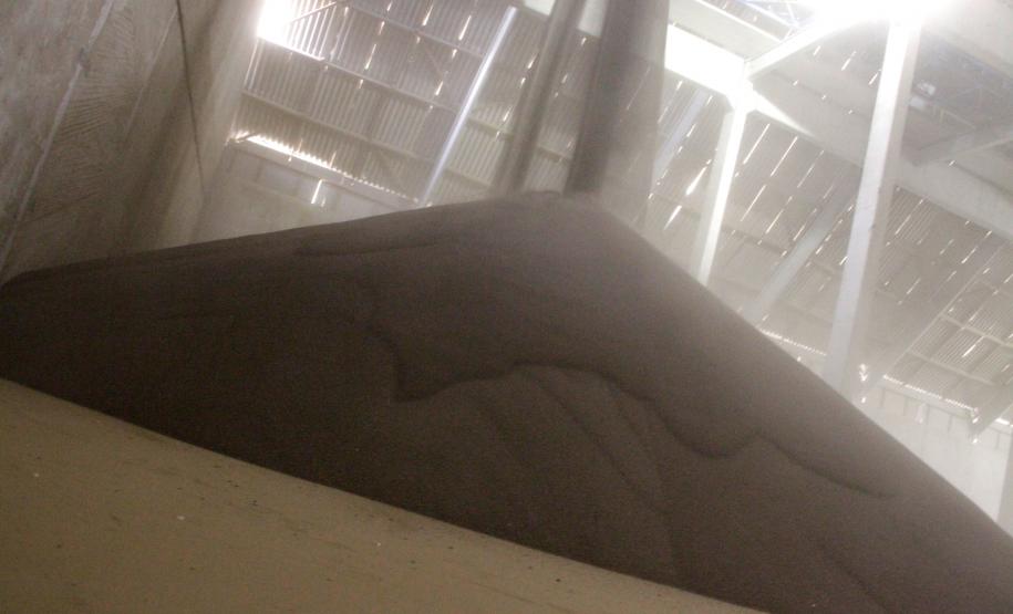 O terminal público possui esteiras transportadoras ligando um silo pulmão, com capacidade de armazenar até 32 mil toneladas do produto, à faixa portuária. As esteiras tem capacidade de movimentar até mil toneladas por hora.