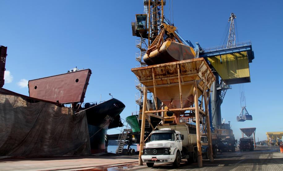 Movimento maior de embarcações representa maior movimentação de carga que, somada à melhora na produtividade, resultou em um aumento de 75% nas movimentações.