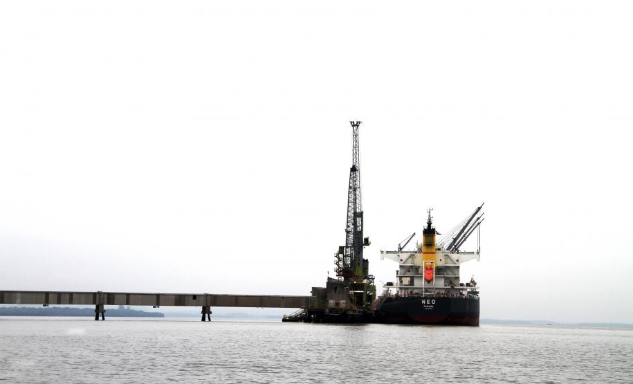 Antonina receberá cloreto de potássio da maior jazida do mundo. E dois novos guindastes, um em Paranaguá e outro em Antonina, devem agilizar ainda mais o desembarque dos fertilizantes.