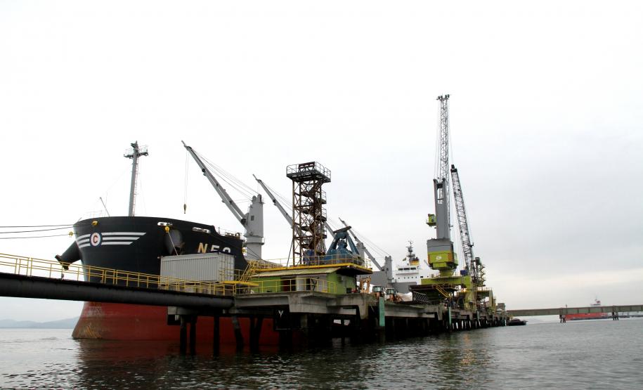 Antonina receberá cloreto de potássio da maior jazida do mundo. E dois novos guindastes, um em Paranaguá e outro em Antonina, devem agilizar ainda mais o desembarque dos fertilizantes.