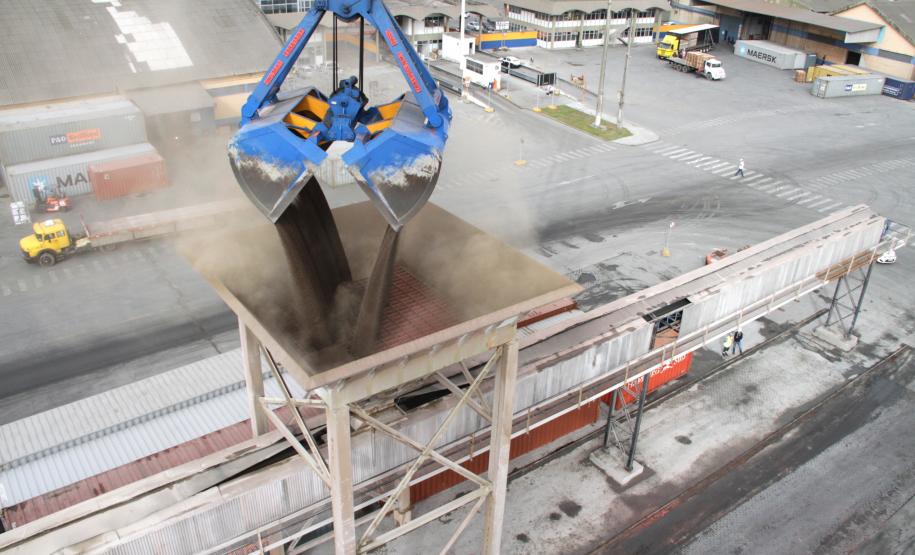 Antonina receberá cloreto de potássio da maior jazida do mundo. E dois novos guindastes, um em Paranaguá e outro em Antonina, devem agilizar ainda mais o desembarque dos fertilizantes.