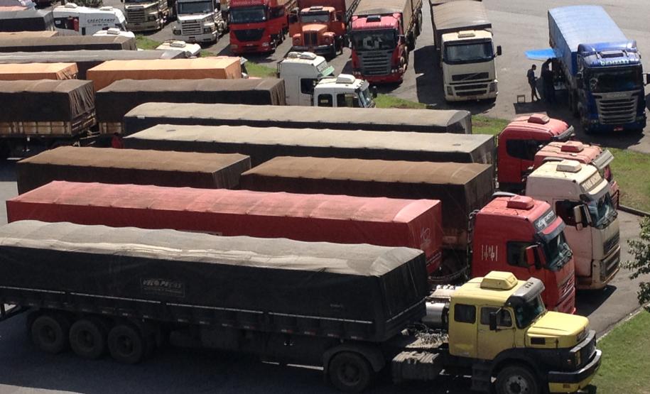 Controle no recebimento de caminhões reduz tempo de espera e custo do frete para Paranaguá Número de caminhões recebidos no Pátio de Triagem cresceu 8% em julho. Fim das filas tem reduzido o custo do transporte de cargas para o Porto de Paranaguá.