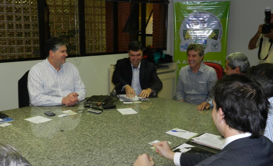 Por iniciativa dos estados do Paraná, Mato Grosso e Mato Grosso do Sul, será realizada no próximo dia 1º de Agosto, em Campo Grande (MS), a Reunião Eixo Centro Sul, para discutir os desafios do escoamento das safras agrícolas.