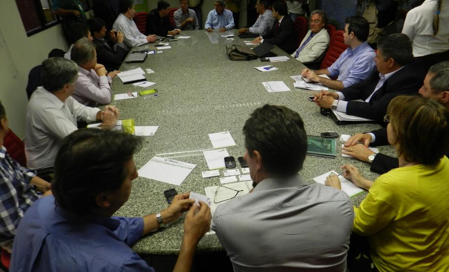 Por iniciativa dos estados do Paraná, Mato Grosso e Mato Grosso do Sul, será realizada no próximo dia 1º de Agosto, em Campo Grande (MS), a Reunião Eixo Centro Sul, para discutir os desafios do escoamento das safras agrícolas.