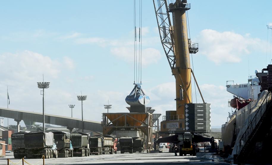 Importação – Considerando as cargas importadas, o destaque na movimentação é o fertilizante. De janeiro a julho, foram 5,5 milhões de toneladas importadas, volume 15% superior ao registrado no acumulado do mesmo período do ano passado