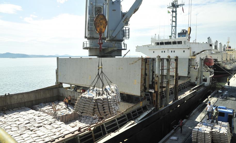 O açúcar exportado pelos portos também registrou crescimento, fechando os sete primeiros meses do ano com 2,4 milhões de toneladas exportadas e alta de 20% em relação ao mesmo período do ano passado.