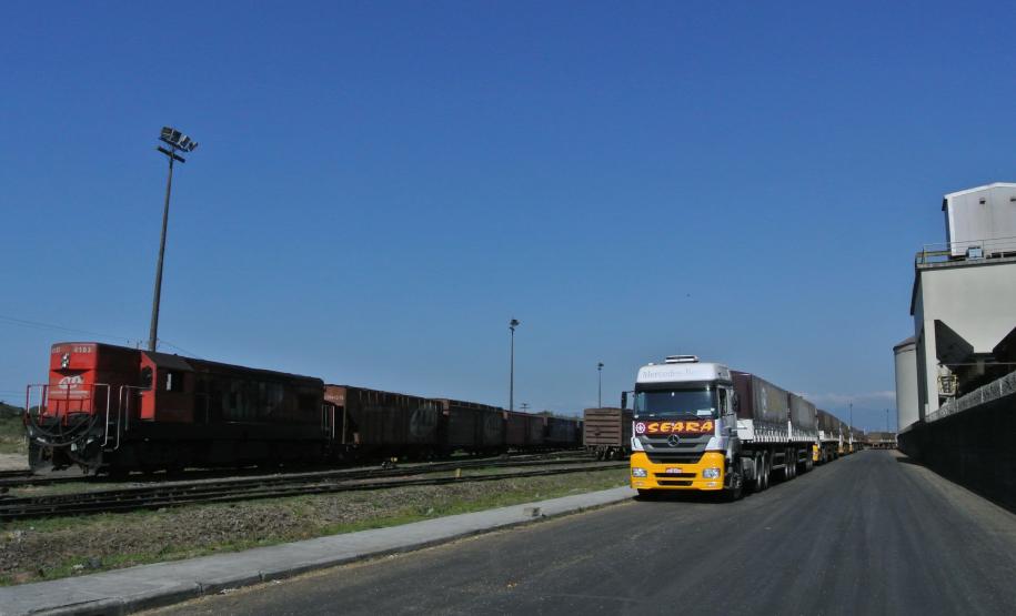 Instalado a cinco quilômetros do Porto, o novo terminal da Seara, em Paranaguá, tem, também, capacidade de beneficiar até 300 toneladas de grãos por hora. Atualmente, são sete silos verticais, somando capacidade estática de quase 80 mil toneladas. Porém, até 2014, a intenção é construir mais dois e chegar a 100 mil toneladas.