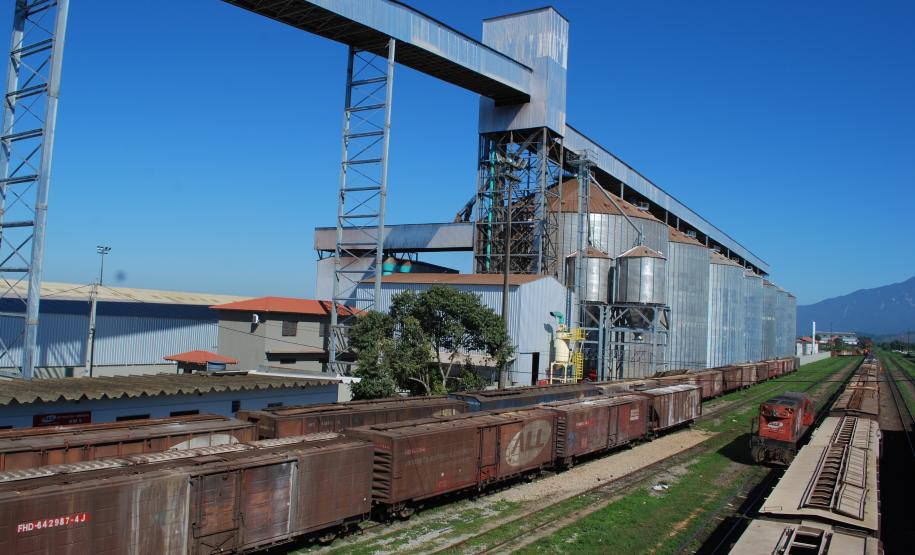 O novo terminal da Seara opera desde abril em fase de teste e adaptação. Até o final deste mês, o complexo em Paranaguá será inaugurado oficialmente. A partir de então, segundo o superintendente da Administração dos Portos de Paranaguá e Antonina (Appa), Luiz Henrique Dividino, as exportações de grãos pelo Corredor de Exportação do Porto de Paranaguá ganham mais fôlego.