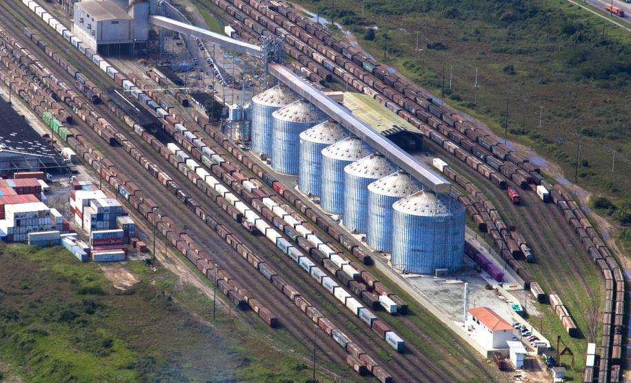 O novo terminal da Seara opera desde abril em fase de teste e adaptação. Até o final deste mês, o complexo em Paranaguá será inaugurado oficialmente. A partir de então, segundo o superintendente da Administração dos Portos de Paranaguá e Antonina (Appa), Luiz Henrique Dividino, as exportações de grãos pelo Corredor de Exportação do Porto de Paranaguá ganham mais fôlego.
