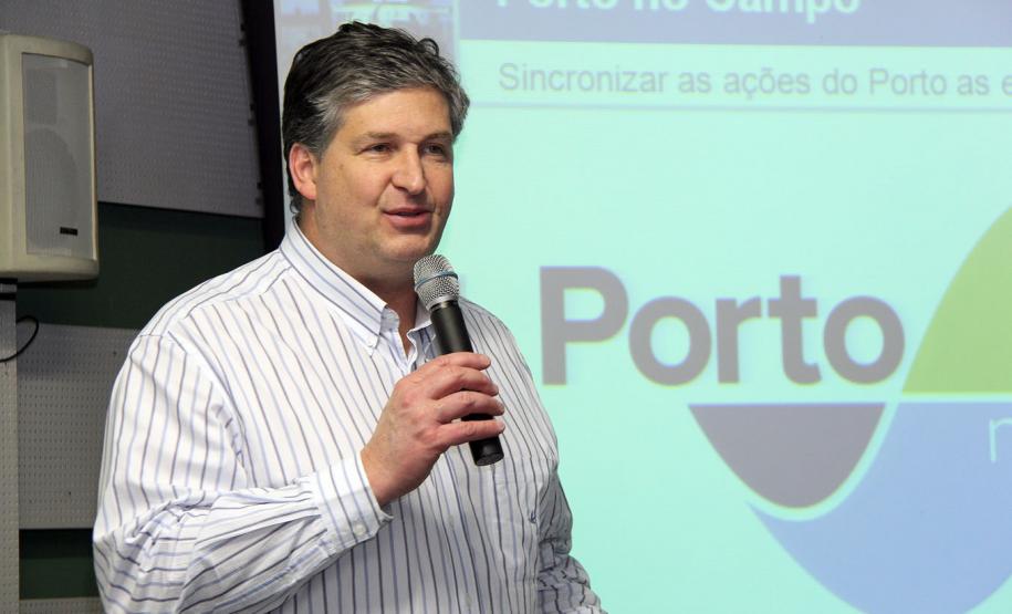 Richa Filho e setor produtivo de Campo Mourão discutem ações de infraestrutura Representantes do setor agroindustrial de Campo Mourão e região se reuniram na noite desta quinta-feira (22) com o secretário de Infraestrutura do Paraná, José Richa Filho, e com o superintendente dos portos paranaenses, Luiz Henrique Dividino