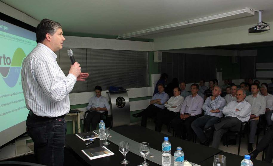 Richa Filho e setor produtivo de Campo Mourão discutem ações de infraestrutura Representantes do setor agroindustrial de Campo Mourão e região se reuniram na noite desta quinta-feira (22) com o secretário de Infraestrutura do Paraná, José Richa Filho, e com o superintendente dos portos paranaenses, Luiz Henrique Dividino