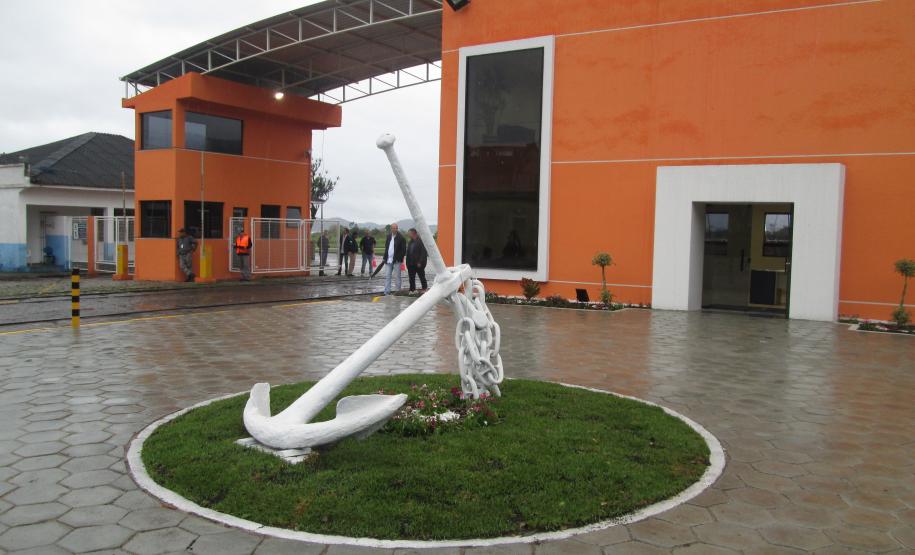 Ao todo, foram investidos R$ 591 mil para a revitalização do prédio administrativo e a construção de uma guarita de controle. A reforma integra um amplo projeto de revitalização do porto de Antonina, com recuperação de cargas e geração de empregos para a região.