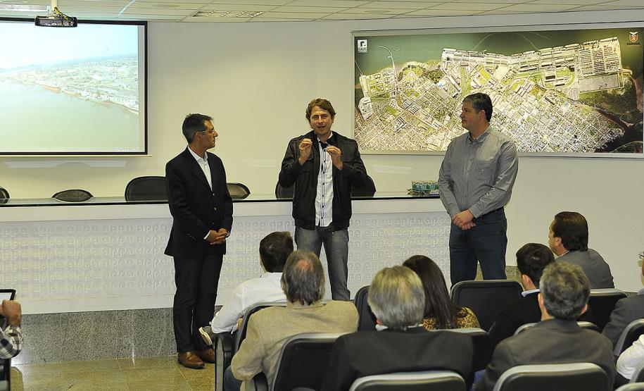 Uma comissão formada pelo deputado federal Zeca Dirceu e assessores parlamentares esteve nesta sexta-feira (30) no Porto de Paranaguá, para fazer uma visita técnica da Comissão de Viação e Transportes da Câmara dos Deputados.