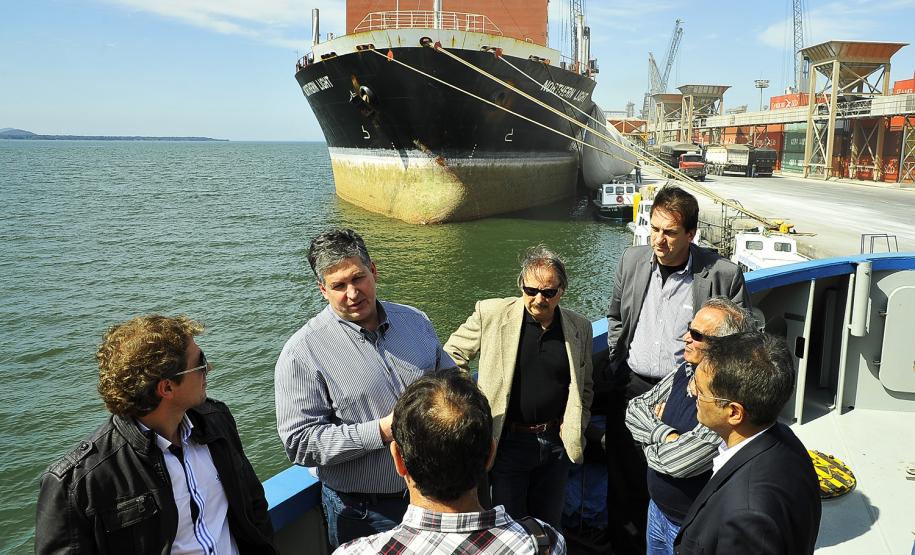 Uma comissão formada pelo deputado federal Zeca Dirceu e assessores parlamentares esteve nesta sexta-feira (30) no Porto de Paranaguá, para fazer uma visita técnica da Comissão de Viação e Transportes da Câmara dos Deputados.