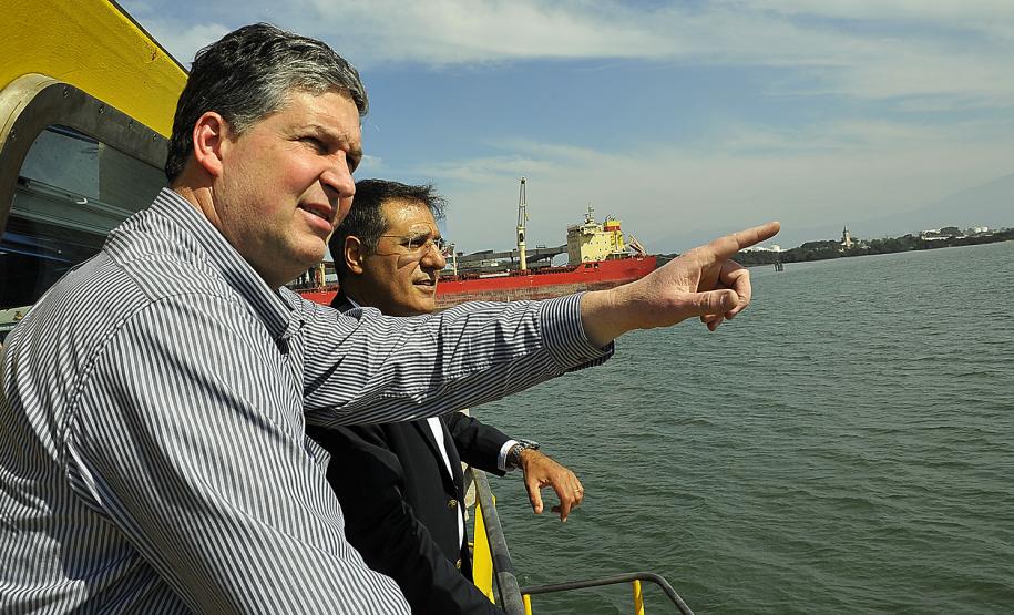 Uma comissão formada pelo deputado federal Zeca Dirceu e assessores parlamentares esteve nesta sexta-feira (30) no Porto de Paranaguá, para fazer uma visita técnica da Comissão de Viação e Transportes da Câmara dos Deputados.