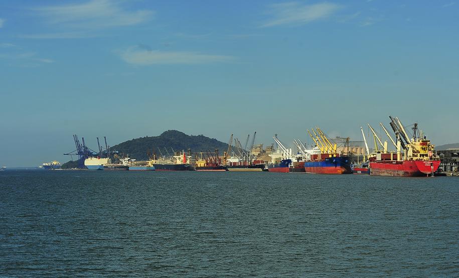 Uma comissão formada pelo deputado federal Zeca Dirceu e assessores parlamentares esteve nesta sexta-feira (30) no Porto de Paranaguá, para fazer uma visita técnica da Comissão de Viação e Transportes da Câmara dos Deputados.