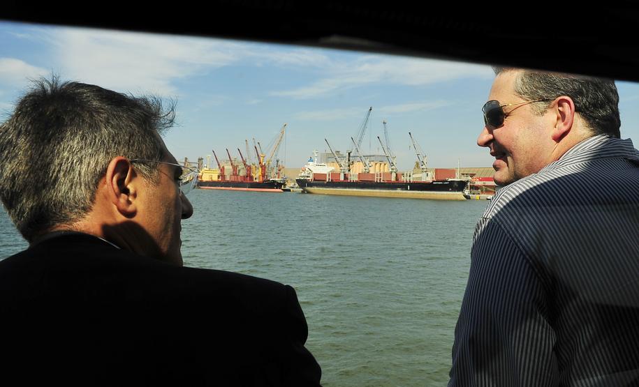 Uma comissão formada pelo deputado federal Zeca Dirceu e assessores parlamentares esteve nesta sexta-feira (30) no Porto de Paranaguá, para fazer uma visita técnica da Comissão de Viação e Transportes da Câmara dos Deputados.