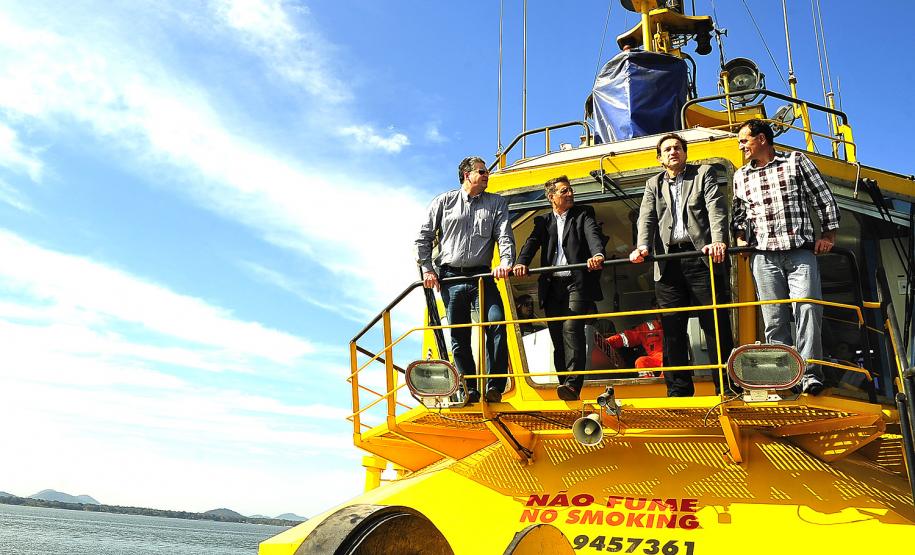 Uma comissão formada pelo deputado federal Zeca Dirceu e assessores parlamentares esteve nesta sexta-feira (30) no Porto de Paranaguá, para fazer uma visita técnica da Comissão de Viação e Transportes da Câmara dos Deputados.