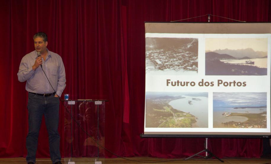 Pontal e Antonina apoiam projetos de expansão dos Portos no PR A Administração dos Portos de Paranaguá e Antonina (Appa) recebeu, esta semana, o apoio da sociedade civil organizada de Pontal do Paraná e de Antonina para os projetos de expansão das atividades portuárias no Estado. A manifestação é consequência do diálogo, reforçado pela diretoria em duas reuniões locais.